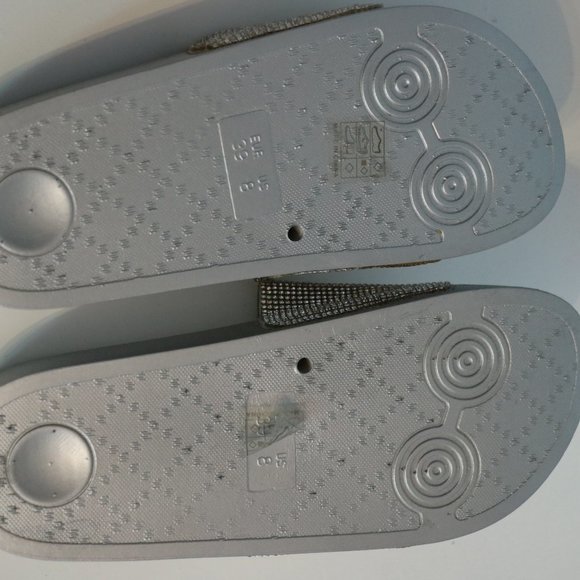 NEW GND Rhinestone Grey Silver Flip Flop Sandals 8 - Picture 5 of 8